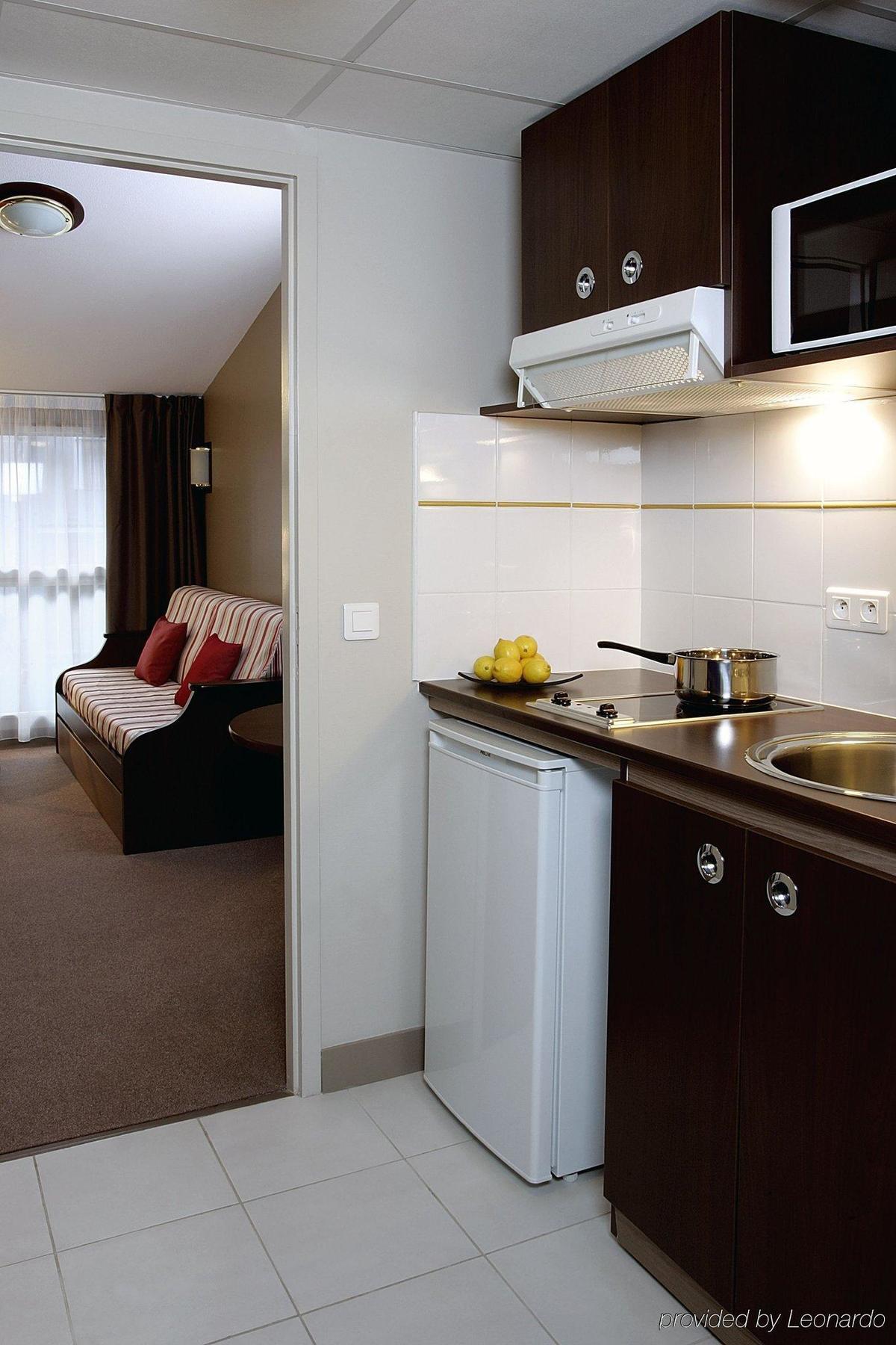 Comfort Aparthotel Versailles, St Cyr L'Ecole Saint-Cyr-lʼÉcole Habitación foto